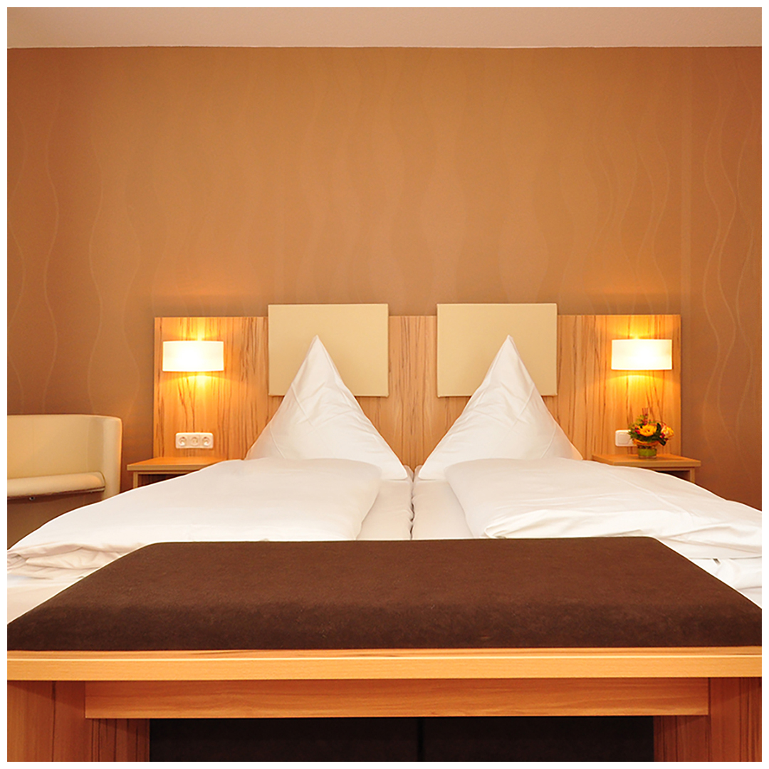 Gemütliches Doppelzimmer in der Pension Zeller Markt Erlbach mit Doppelbett und heller Einrichtung